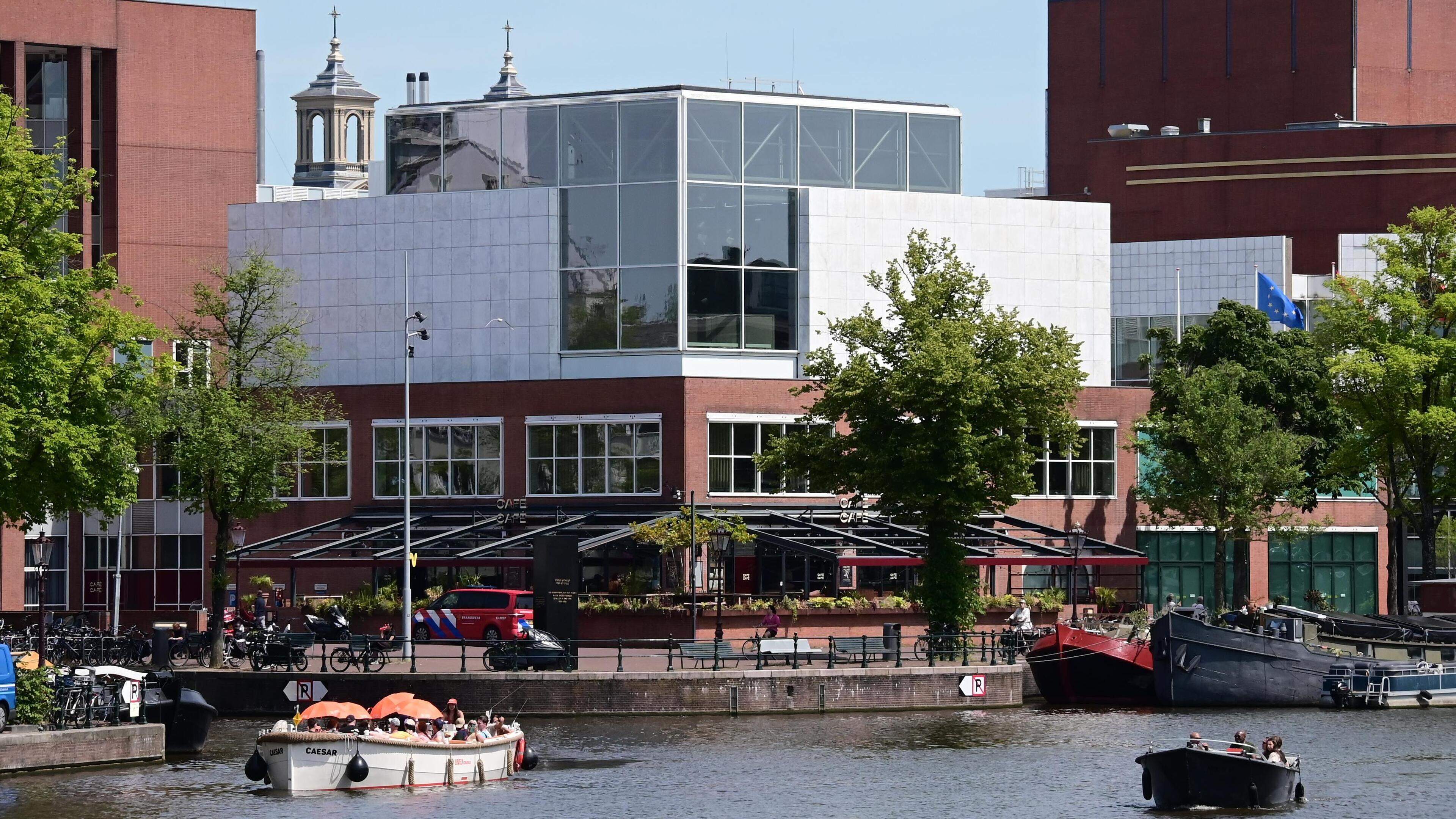 Amsterdam moet fors bezuinigen, maar stuurt topambtenaren op peperduur uitje: ’Totaal ongepast’